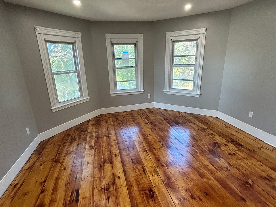 Front Living Room(Or Could make another 4th bed)