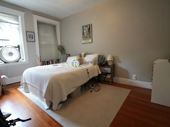 32 Claflin Rd APT 3, Brookline, MA 02445