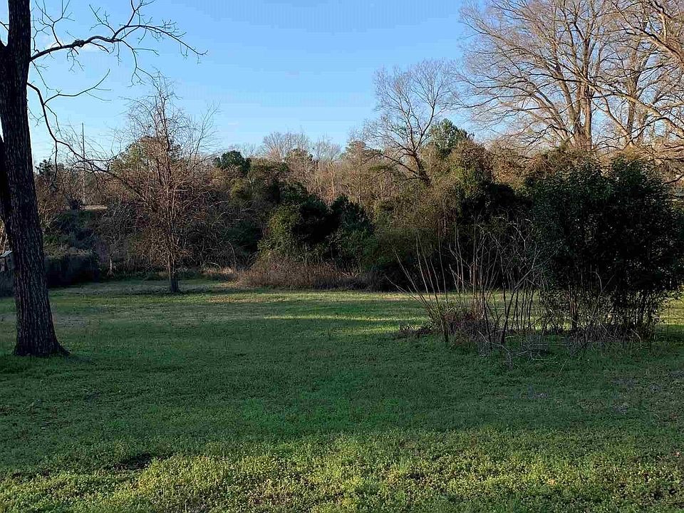 2nd image of 915 W Confederate Ave
