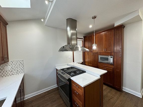 5th image of 826 S Grove Ave