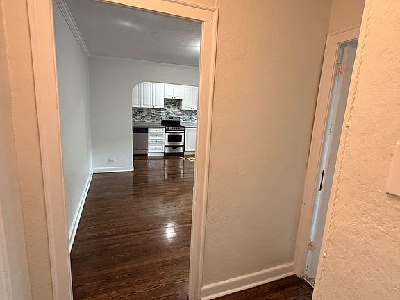 4th image of 166 Eastbourne Ave #40