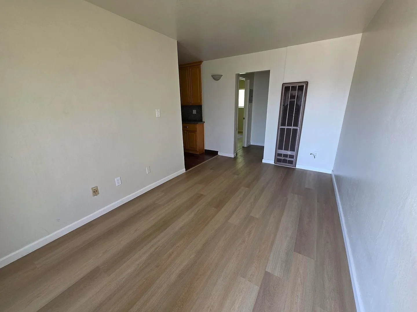 -Newly Remodeled -1-bedroom, 1-bathroom apartment is ready to welcome you home — Photo 2