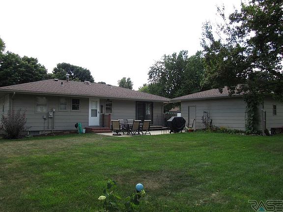 3rd image of 211 E Oakland Ave