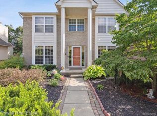 1853 Twin Sun Cir, Commerce Township, MI