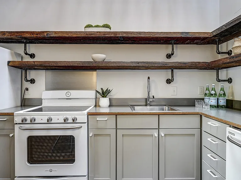 110 W Market St #304 — Photo 7