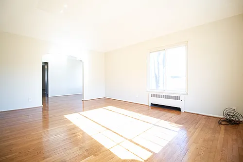 Big Bedrooms and Vaulted Ceiling! Over 1000 Sq Ft in This Top Floor 2BR Apartment with a Park Vie... — Photo 4