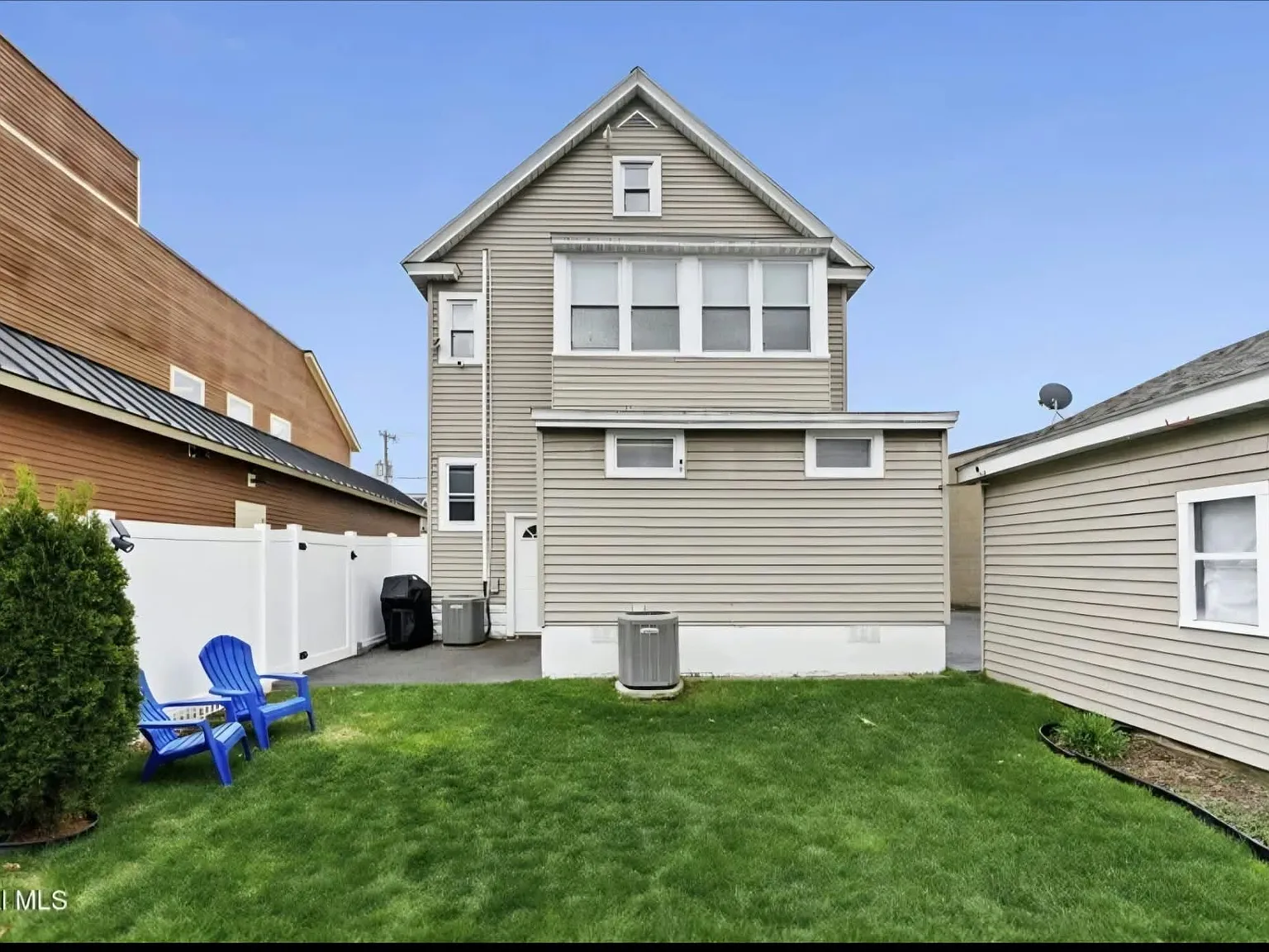 2 bed, 1300 sqft, $1,800 — Photo 2