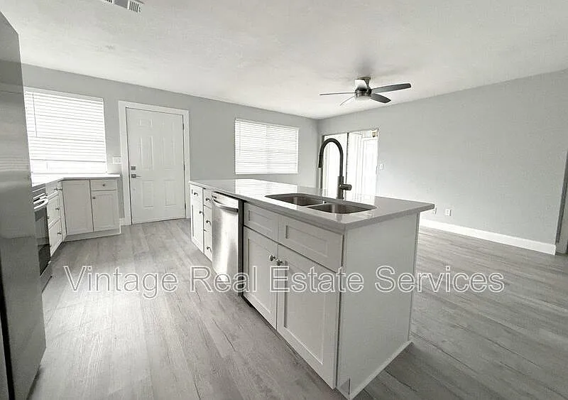 3 bed, 2.0 bath, 925 sqft, $2,400 — Photo 3