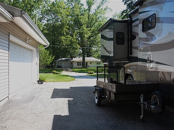 4th image of 3844 Chaucer Ln