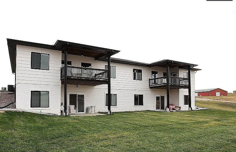 2nd image of 1079 Sand Hill Rd