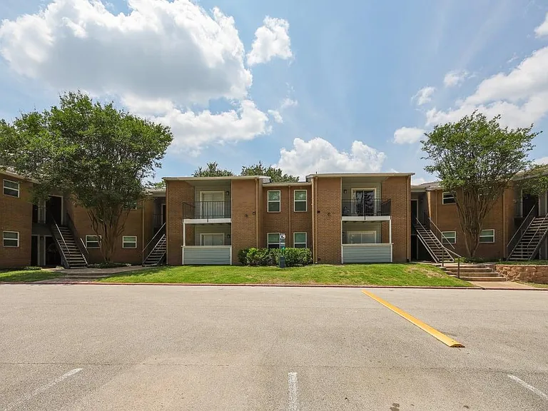 Deerwood Apartments — Photo 13