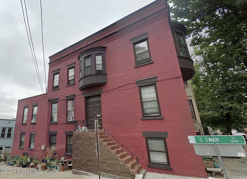 3rd image of 184 S Swan Street