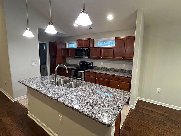 4th image of 2225 Giles Dr SE