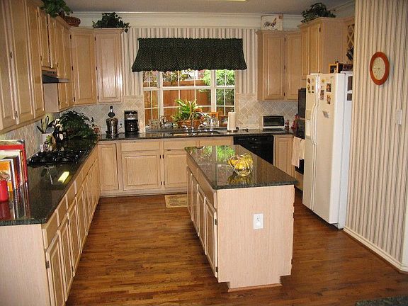 Kitchen 13x14, 6' island, granite, gas range