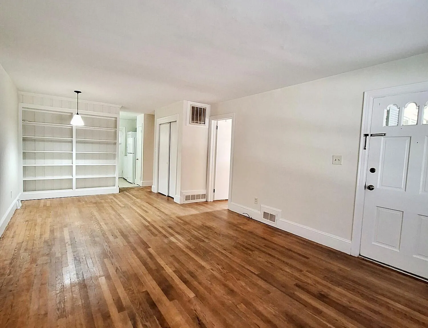 2 bed, 1.0 bath, $1,100 — Photo 2