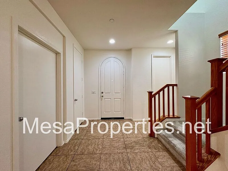 4 bed, 2.5 bath, 2215 sqft, $3,200 — Photo 4