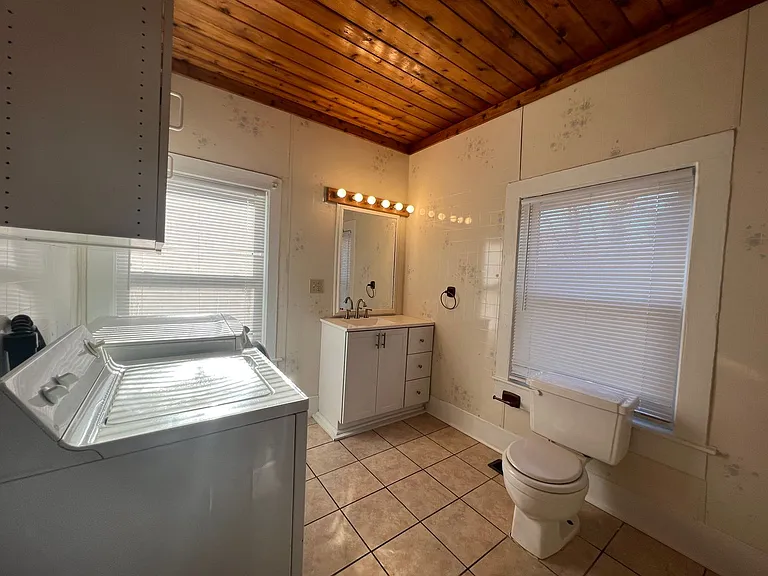 224 Howard St — Photo 8