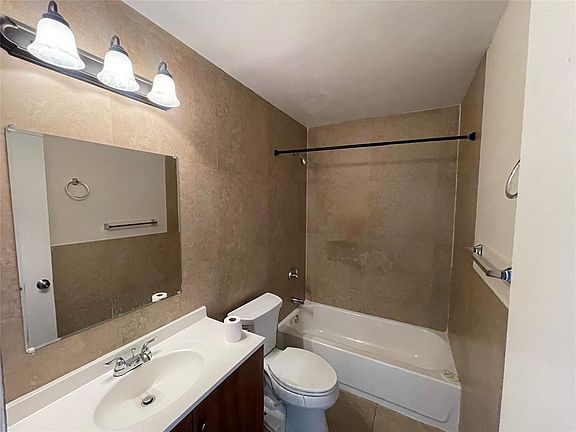 3rd image of 607 NE 29th Dr APT 31