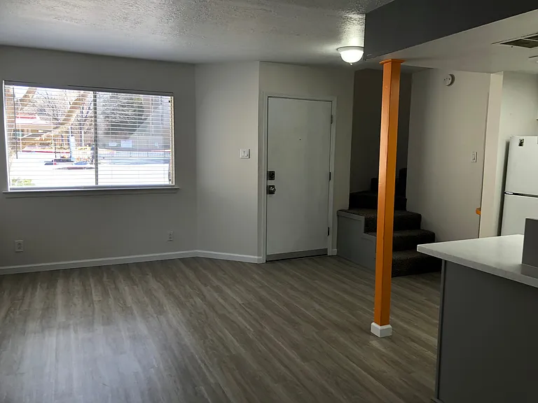 2 Bedroom Town Apartment with Washer / Dryer in Unit & Private Yard — Photo 18