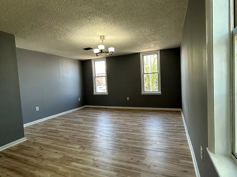 1458 Kenwood Ave — Photo 6