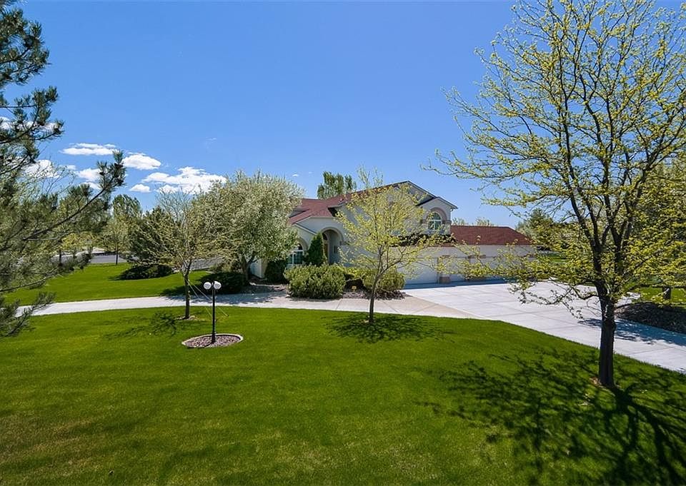 1st image of 835 Bluegrass Dr E