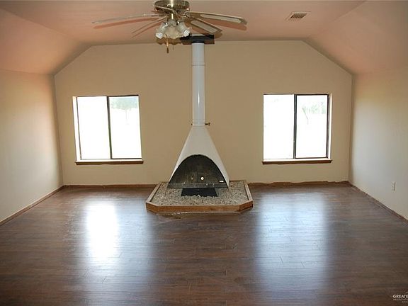 3rd image of 130 Ulex Ave