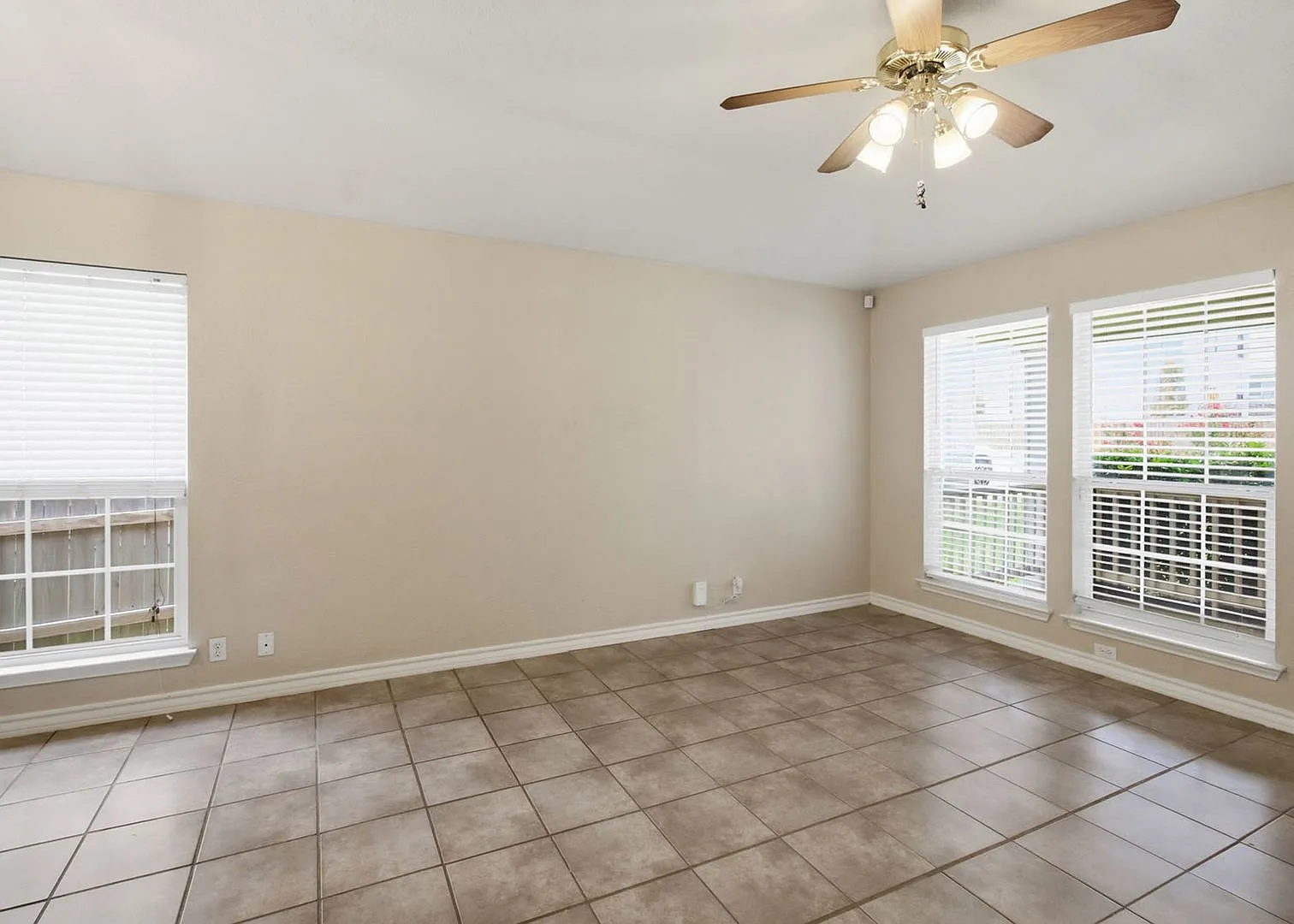 Open Floor Plan Home Near SeaWorld with Refrigerator Included — Photo 4