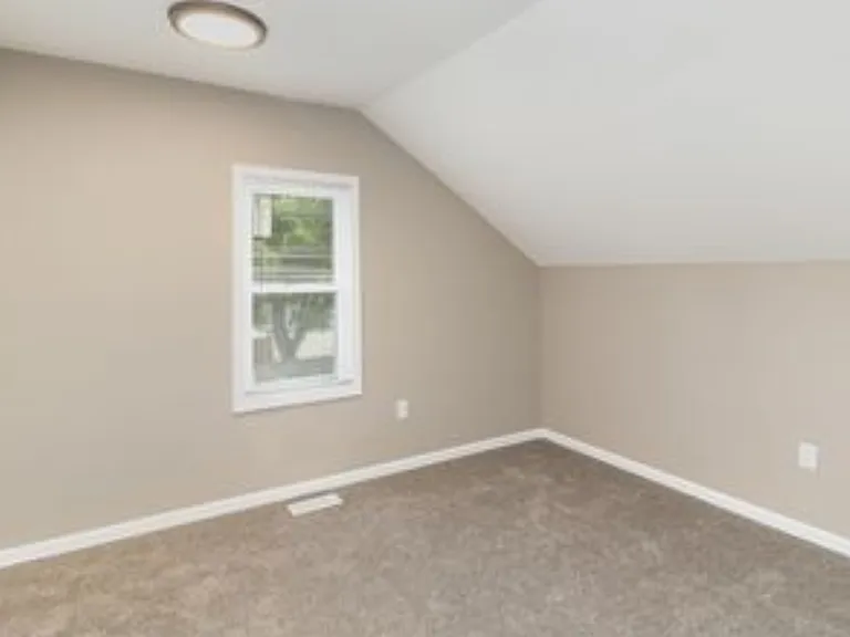 140 N Lindberg St — Photo 15