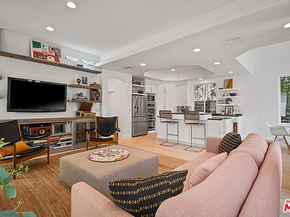5th image of 835 Superba Ave