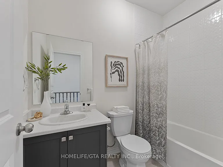 7 Holyrood Cres — Photo 46