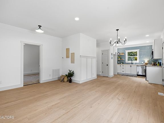 5th image of 2628 Woodrow Dr
