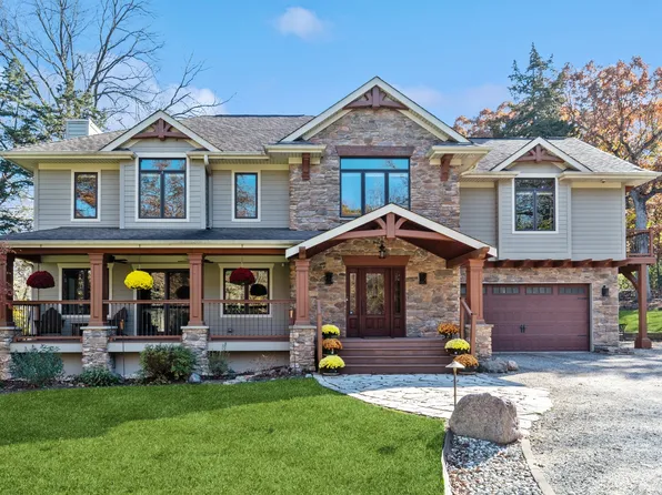 407 Woodlawn Ave, Fox River Grove, IL 60021