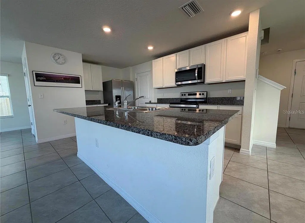 4 bed, 2.5 bath, 2328 sqft, $2,500 — Photo 4