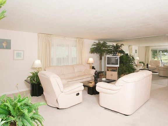3rd image of 1033 Royal Palm Dr