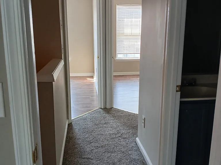 hallway into 2 berooms