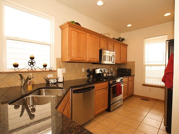 Dream kitchen w/granite counters, pantry &  stainless appliance