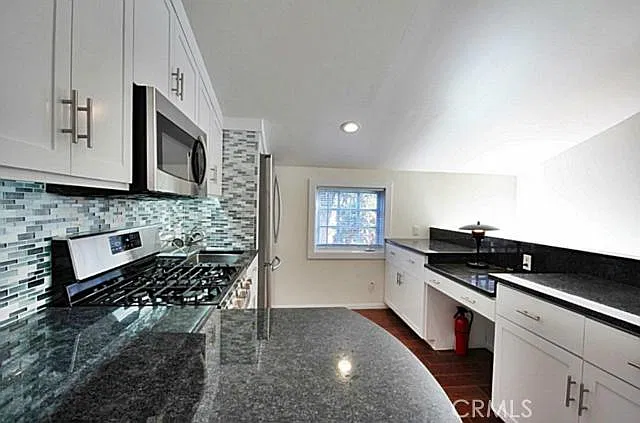 Studio, 550 sqft, $2,600 — Photo 2