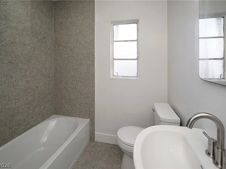 1140 Hillside Pl — Photo 5