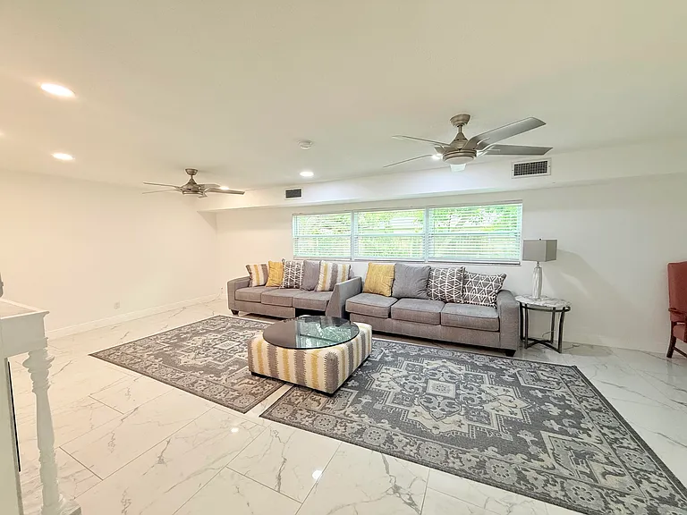 1557 Robinson Dr N — Photo 17