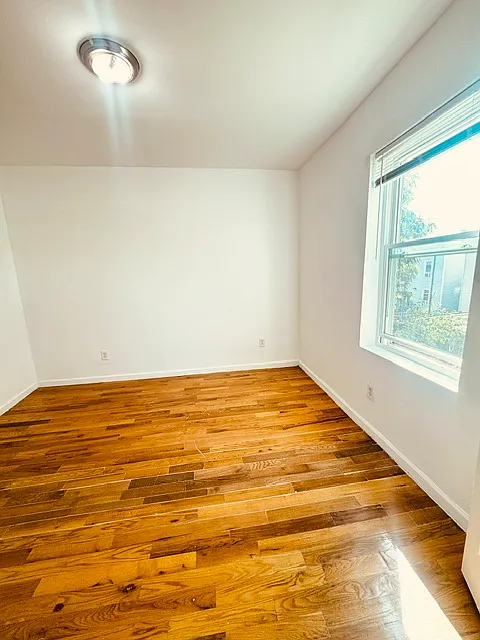 411 Woodlawn Ave — Photo 3