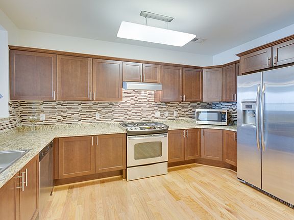 3rd image of 2101 N Monroe St APT 209