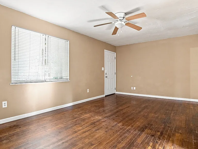 4705 S Hudson Ave — Photo 8