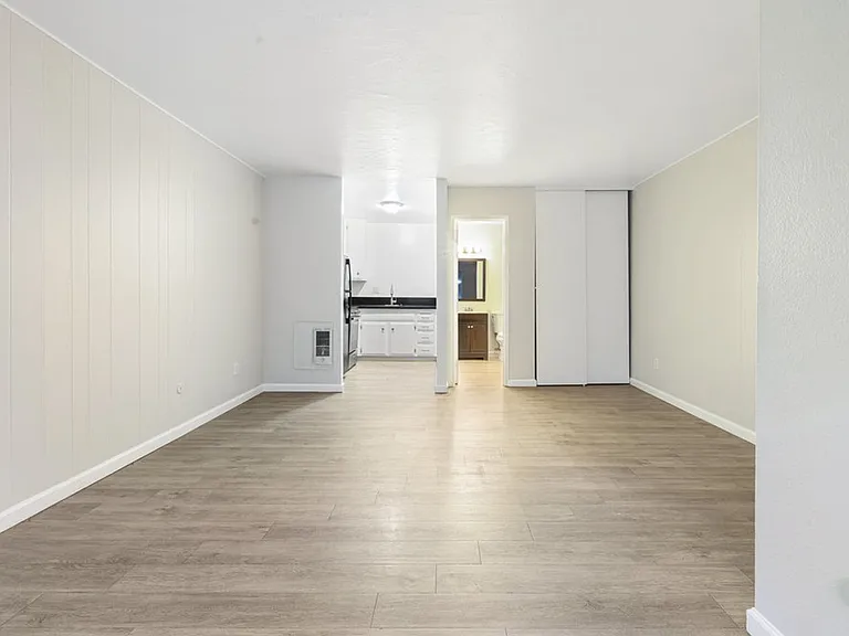 2525 Broadway — Photo 17