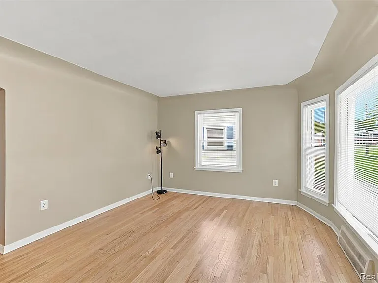 100 S Custer Ave — Photo 4