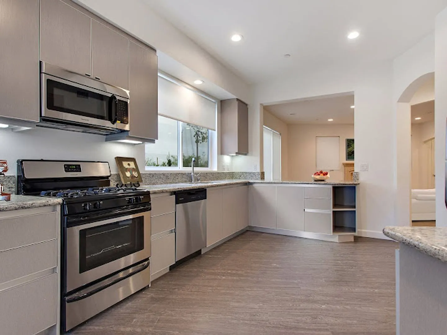 610 Levering Ave — Photo 4