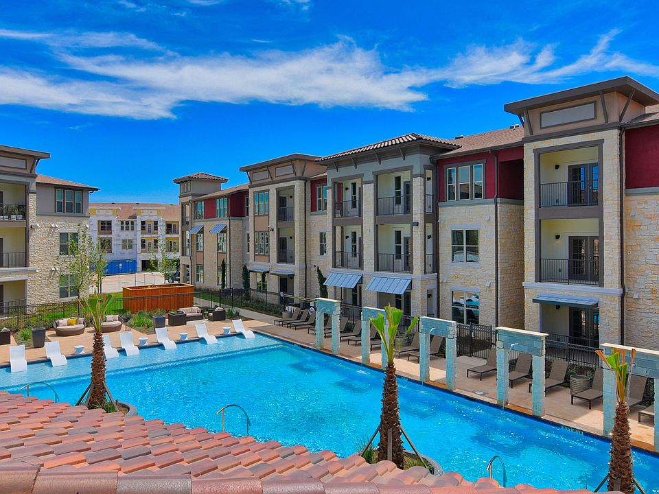 View of Property & Resort Style Pool at Park at Rialto Apartments, San Antonio