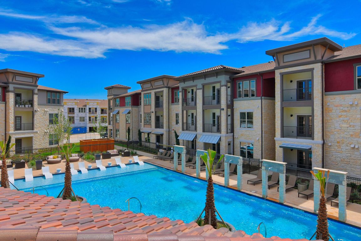 View of Property & Resort Style Pool at Park at Rialto Apartments, San Antonio