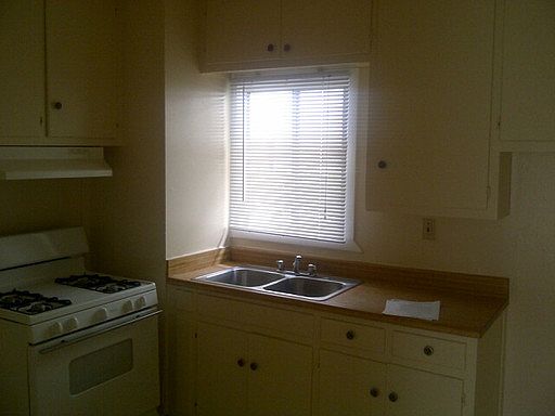 4th image of 558 W 21st St