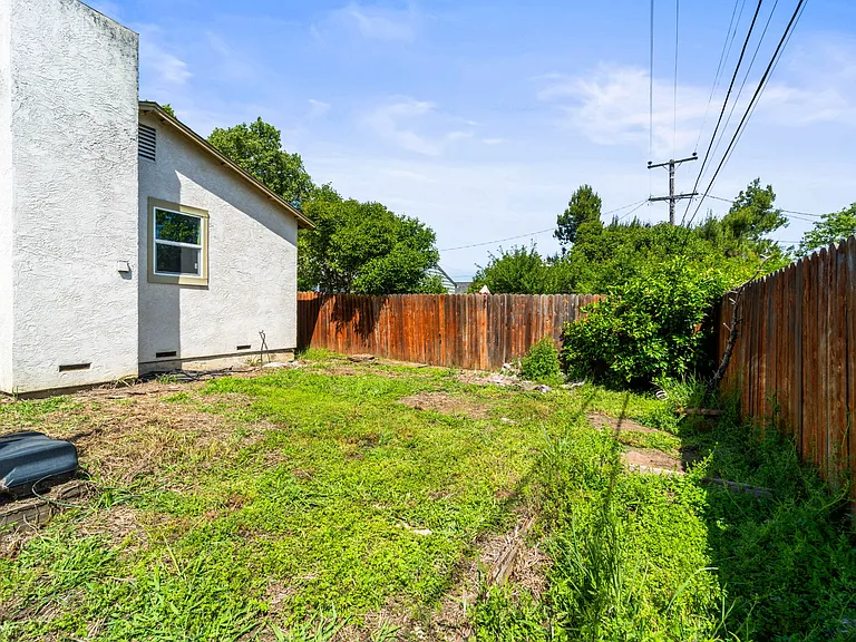 560 Russell St — Photo 39
