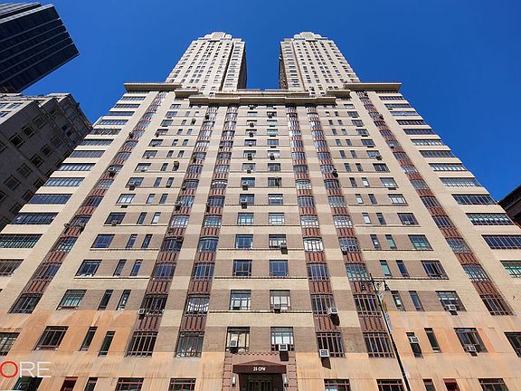 5th image of 25 Central Park W APT 14S